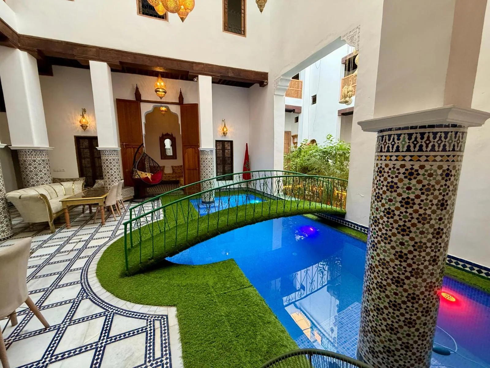 Piscine du patio et salon
